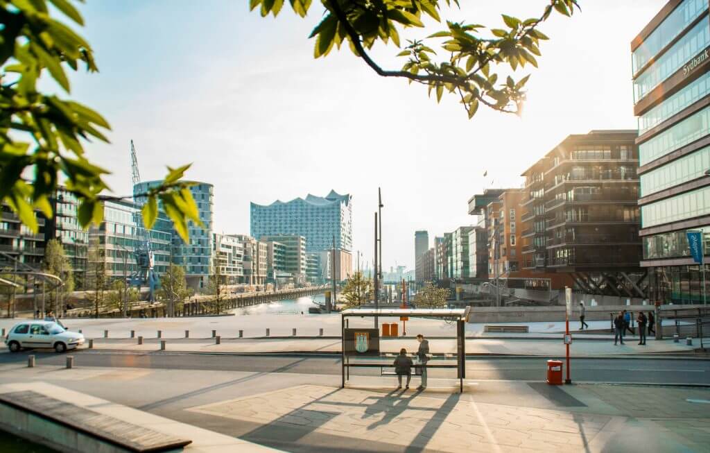 Ein Bild von der Hafencity in Hamburg mit Blick auf die Elbphilharmonie