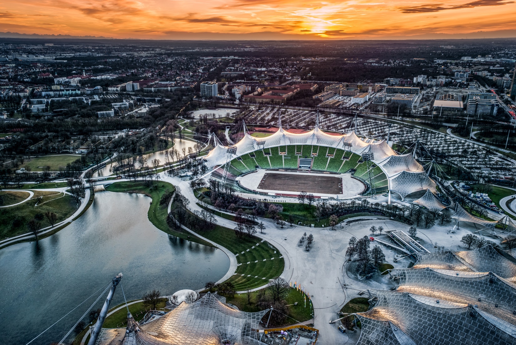 Ein Bild von dem Müncher Olympiapark bei Sonnenaufgang