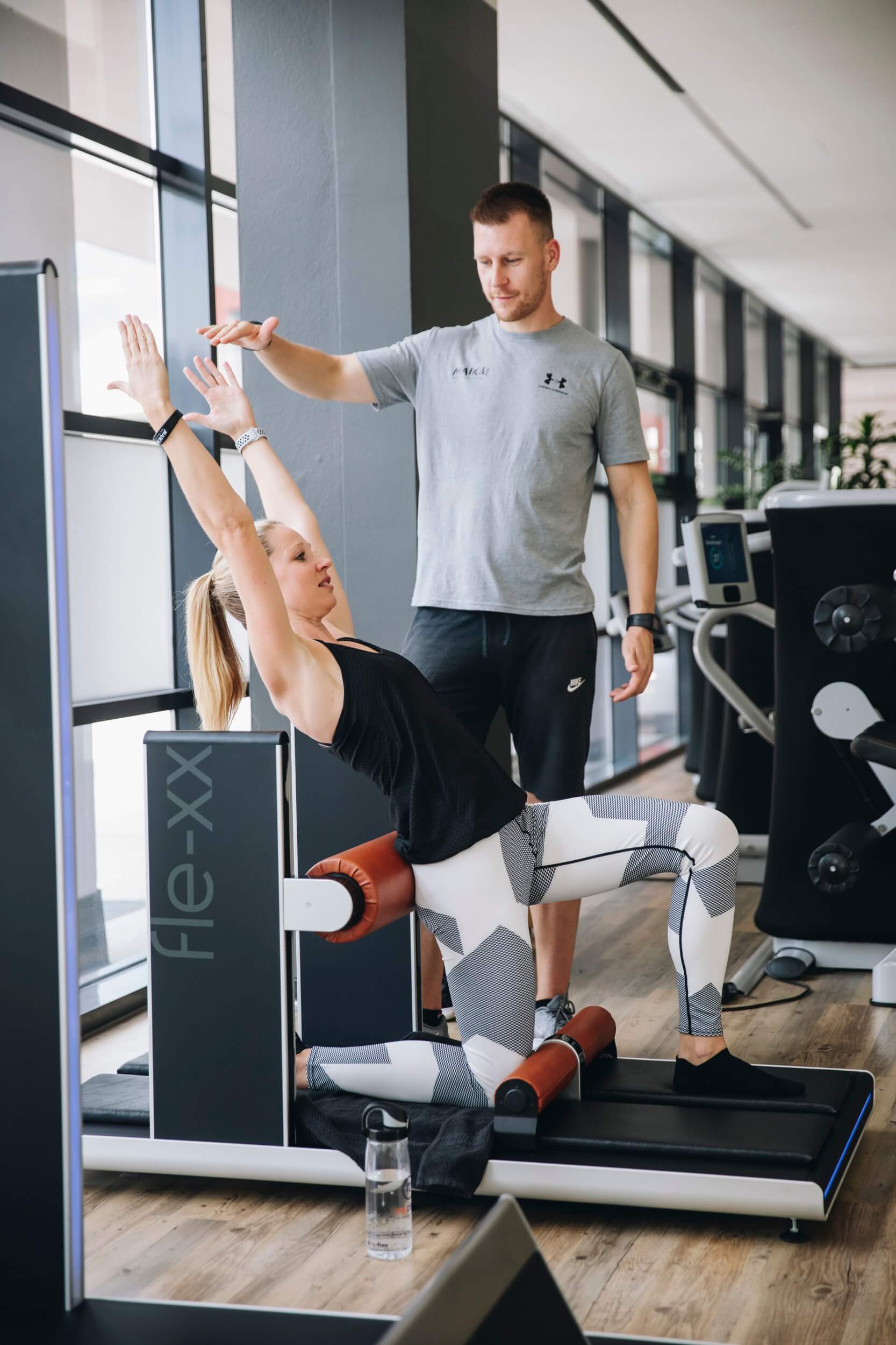 Flexx Yoga Training mit Trainer im Fitnessstudio MAIKAI in Salzburg